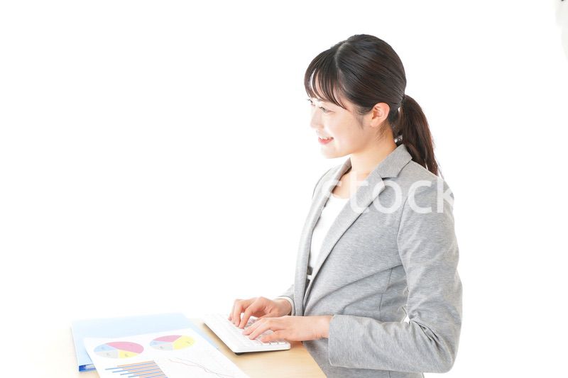 オフィスでデスクワークをする若いビジネスウーマン