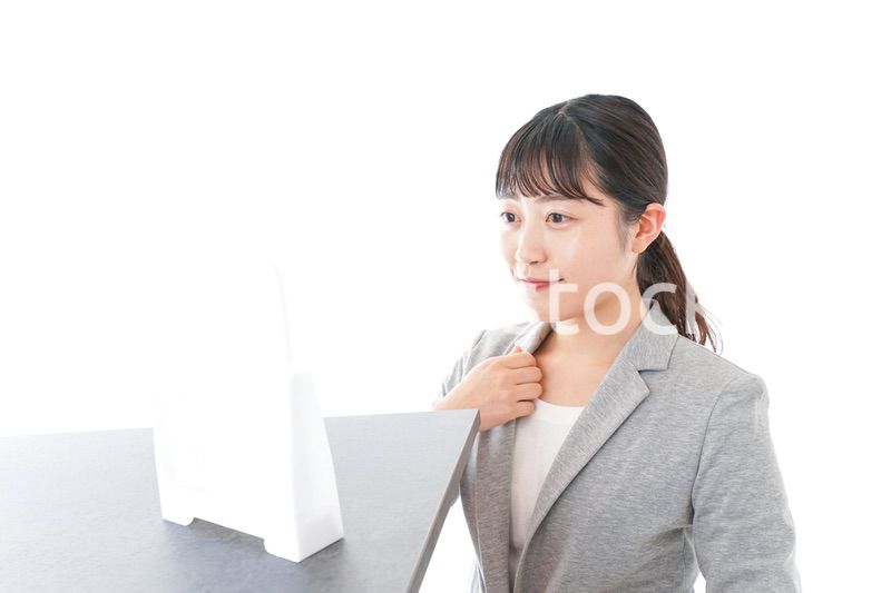 身だしなみを整えるビジネスウーマン