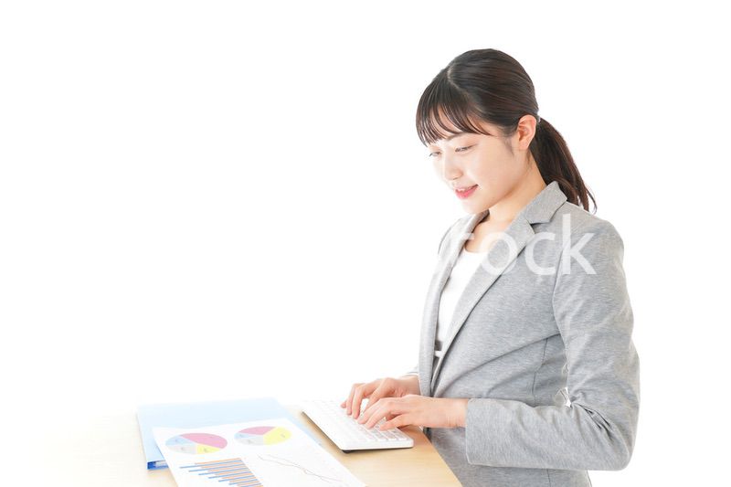 オフィスでデスクワークをする若いビジネスウーマン