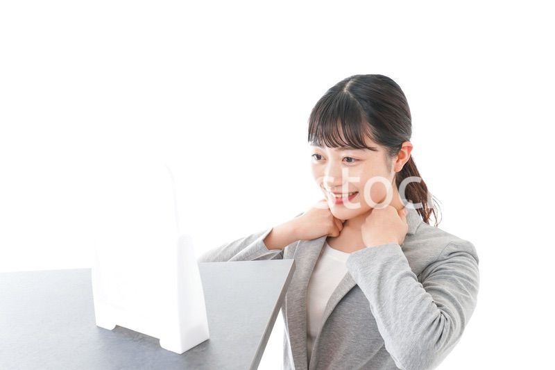 身だしなみを整えるビジネスウーマン