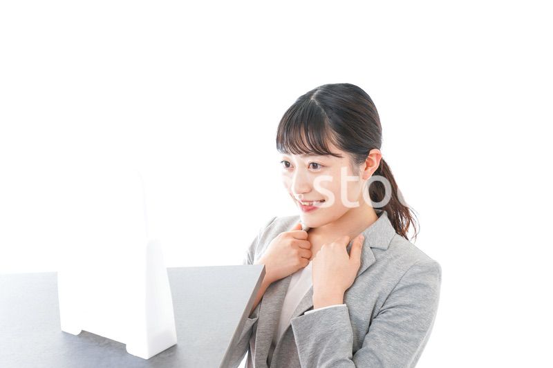 身だしなみを整えるビジネスウーマン