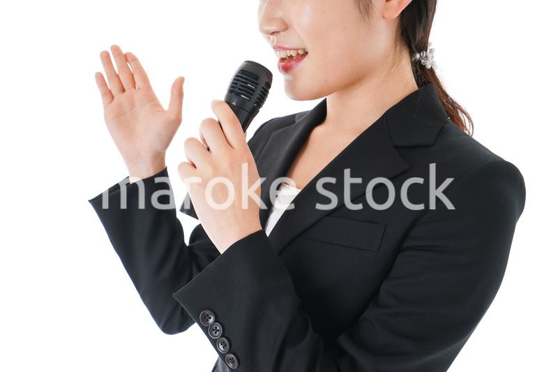 ポイントを示すスーツを着たビジネスウーマン