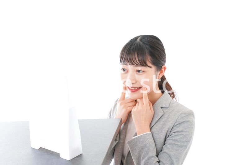 身だしなみを整えるビジネスウーマン