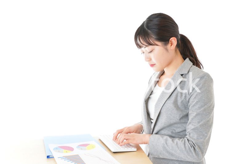 オフィスでデスクワークをする若いビジネスウーマン