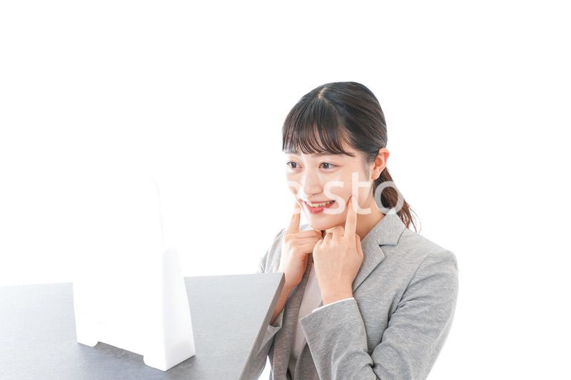 身だしなみを整えるビジネスウーマン