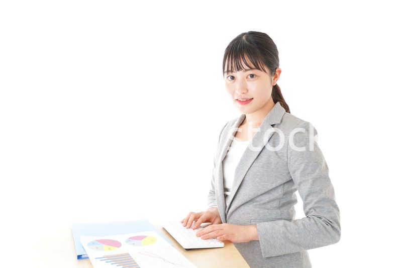 オフィスでデスクワークをする若いビジネスウーマン