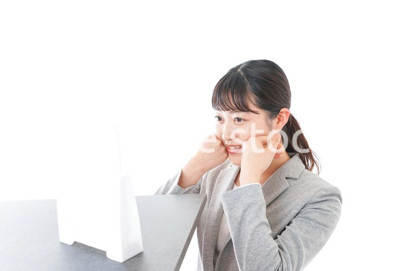 身だしなみを整えるビジネスウーマン