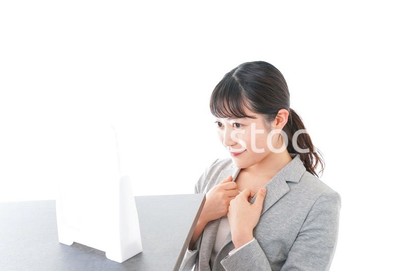 身だしなみを整えるビジネスウーマン
