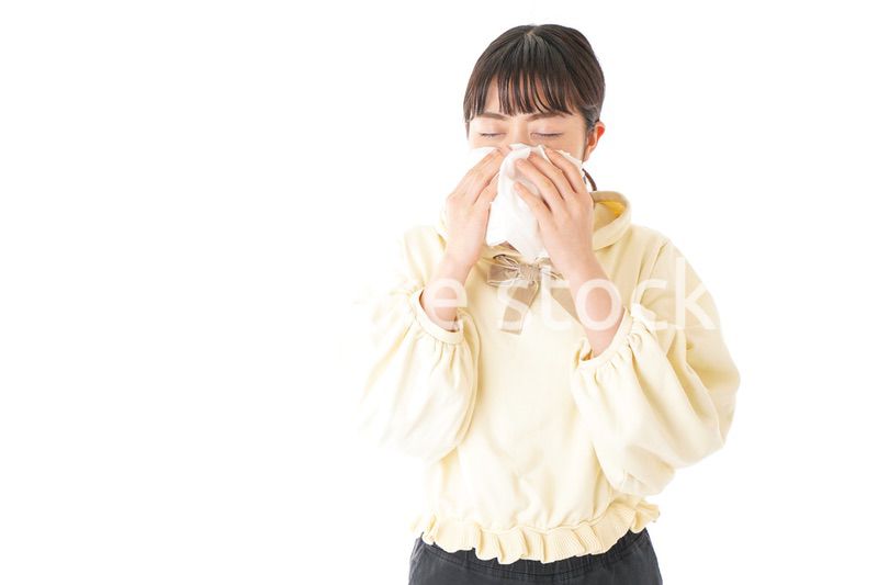 花粉症・アレルギーで苦しむ若い女性