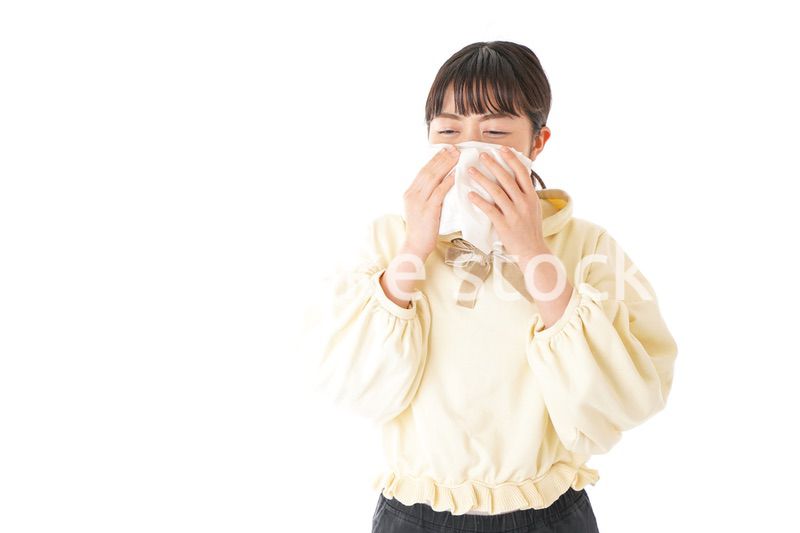 花粉症・アレルギーで苦しむ若い女性