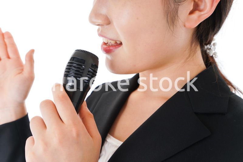 ポイントを示すスーツを着たビジネスウーマン