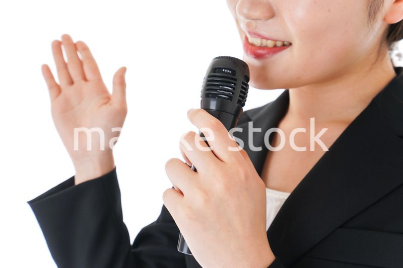 ポイントを示すスーツを着たビジネスウーマン