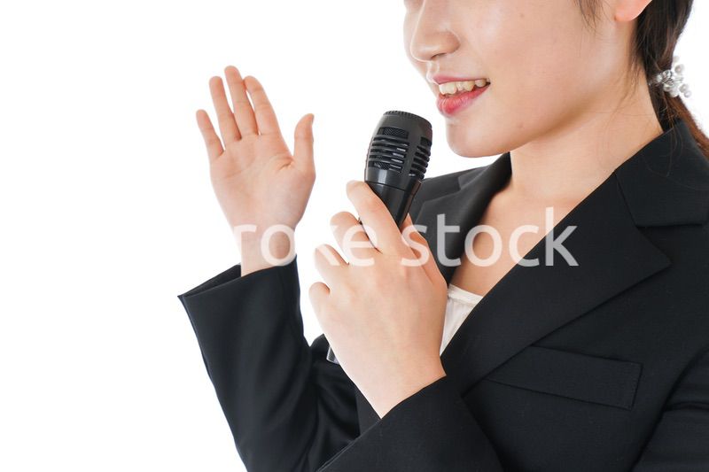 ポイントを示すスーツを着たビジネスウーマン