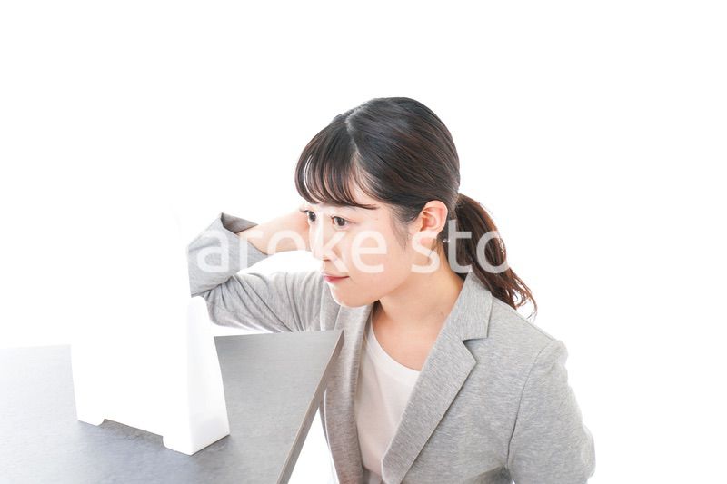 ヘアスタイルを整えるビジネスウーマン