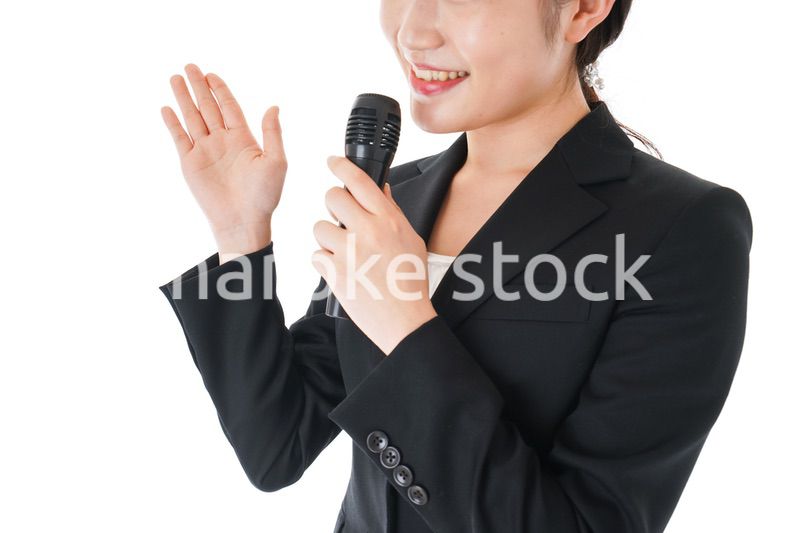 ポイントを示すスーツを着たビジネスウーマン