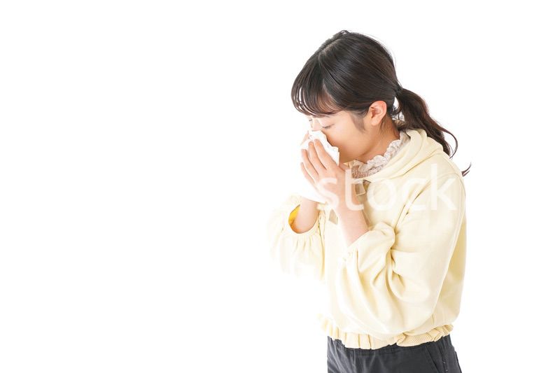 花粉症・アレルギーで苦しむ若い女性