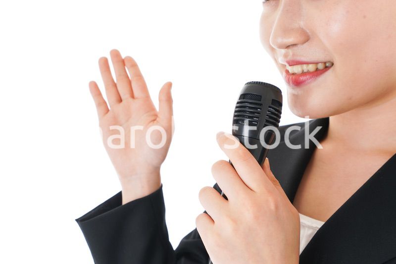 ポイントを示すスーツを着たビジネスウーマン