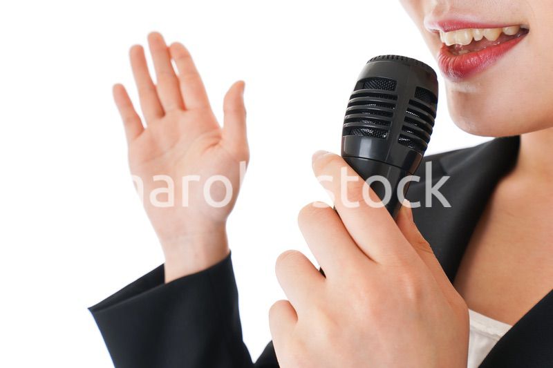 ポイントを示すスーツを着たビジネスウーマン