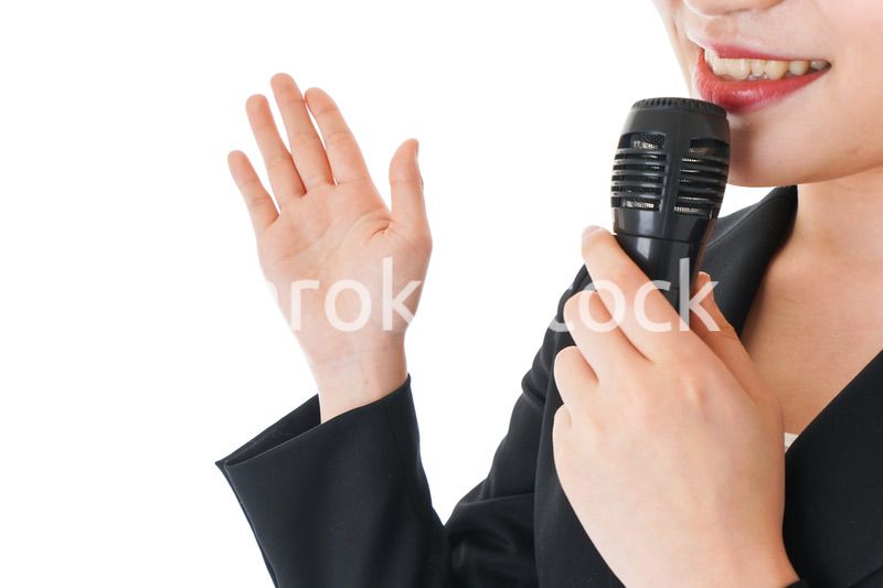 ポイントを示すスーツを着たビジネスウーマン