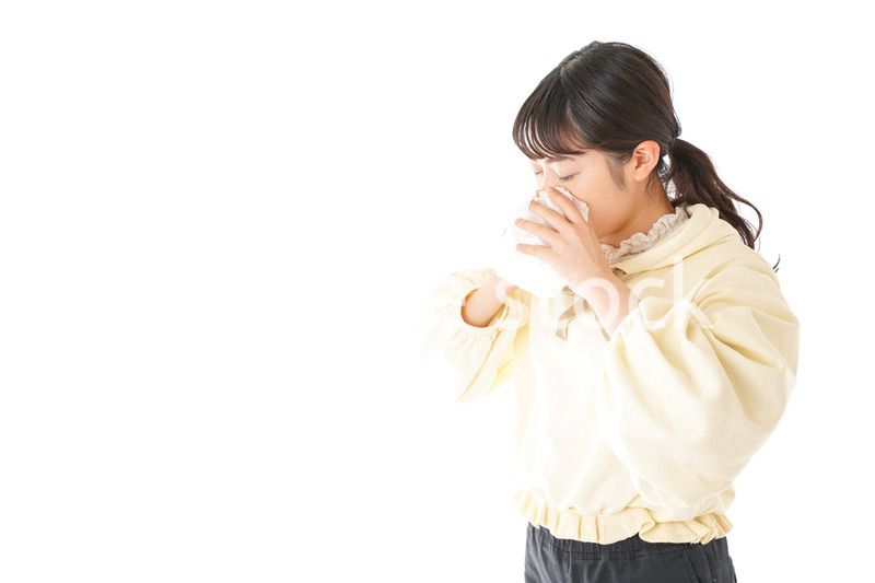 花粉症・アレルギーで苦しむ若い女性