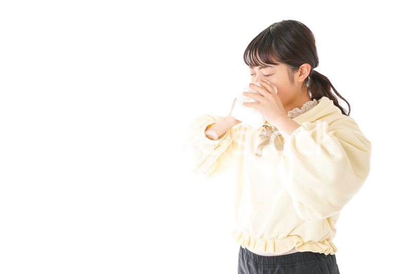 花粉症・アレルギーで苦しむ若い女性