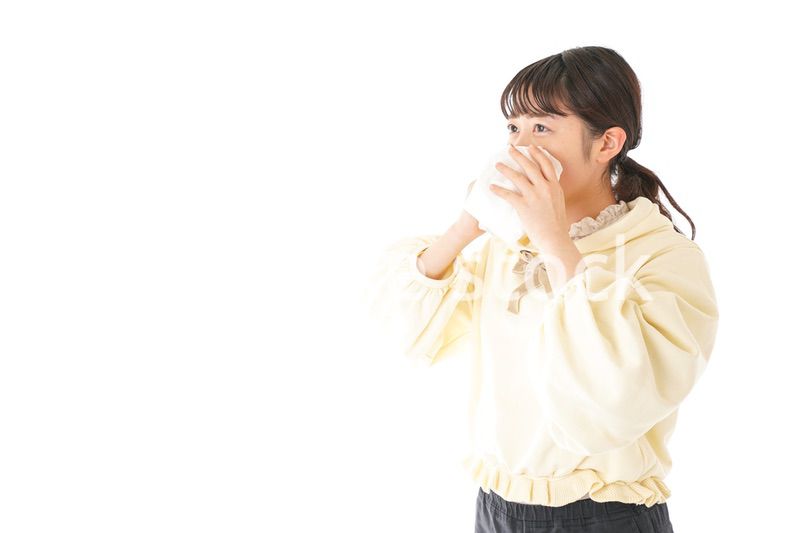 花粉症・アレルギーで苦しむ若い女性