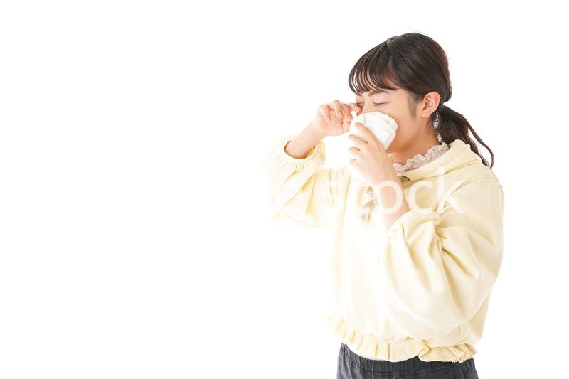 花粉症・アレルギーで苦しむ若い女性