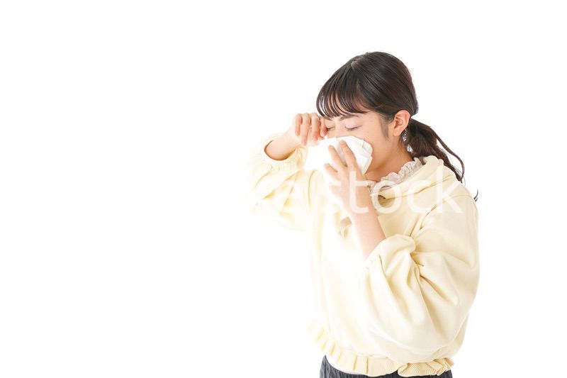 花粉症・アレルギーで苦しむ若い女性