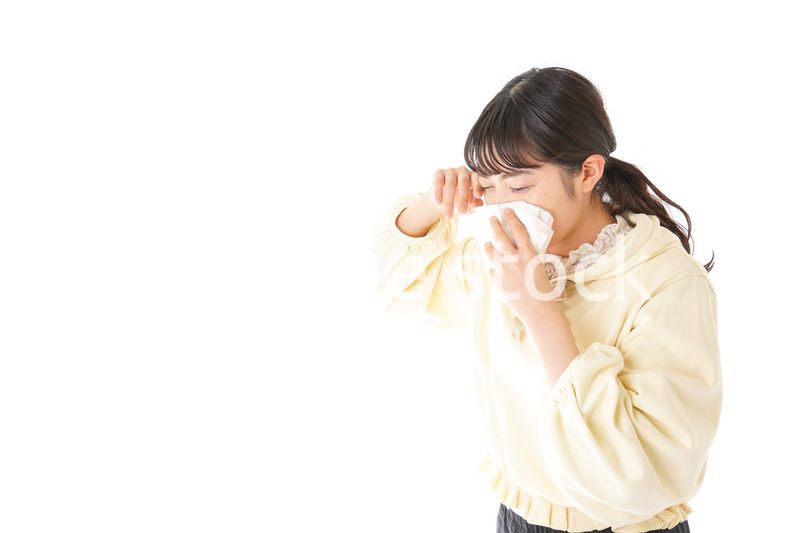 花粉症・アレルギーで苦しむ若い女性