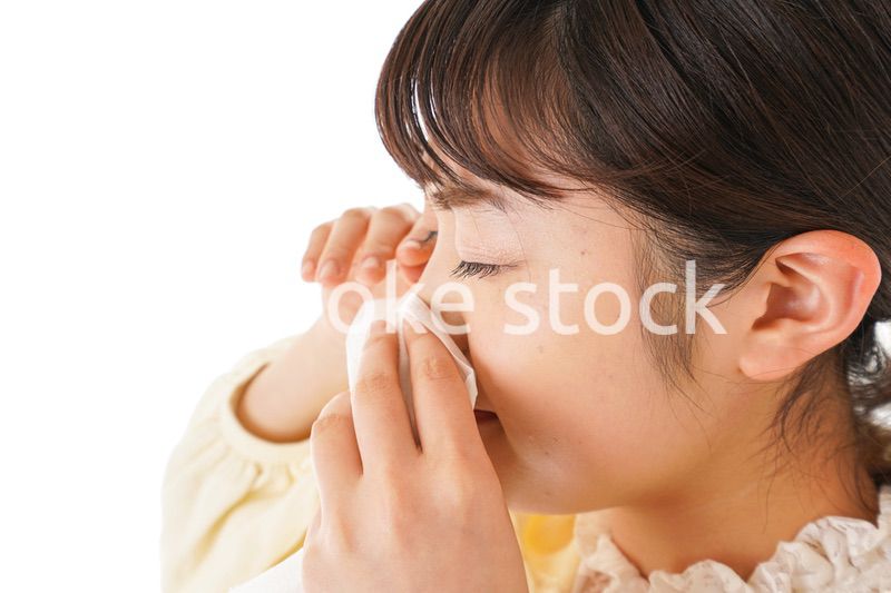 花粉症・アレルギーで苦しむ若い女性