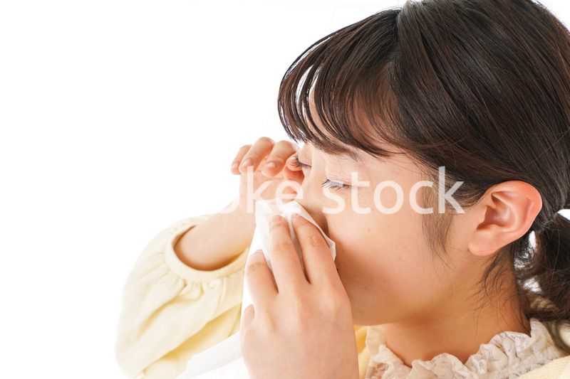 花粉症・アレルギーで苦しむ若い女性