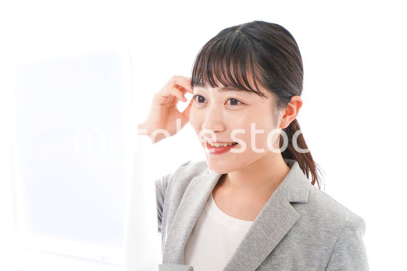 ヘアスタイルを整えるビジネスウーマン