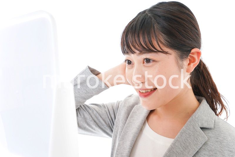 ヘアスタイルを整えるビジネスウーマン