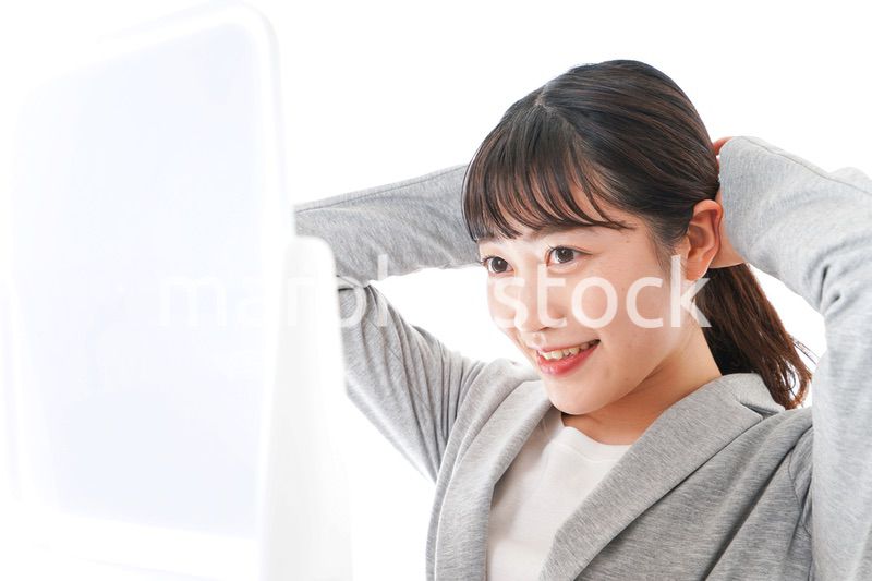 ヘアスタイルを整えるビジネスウーマン