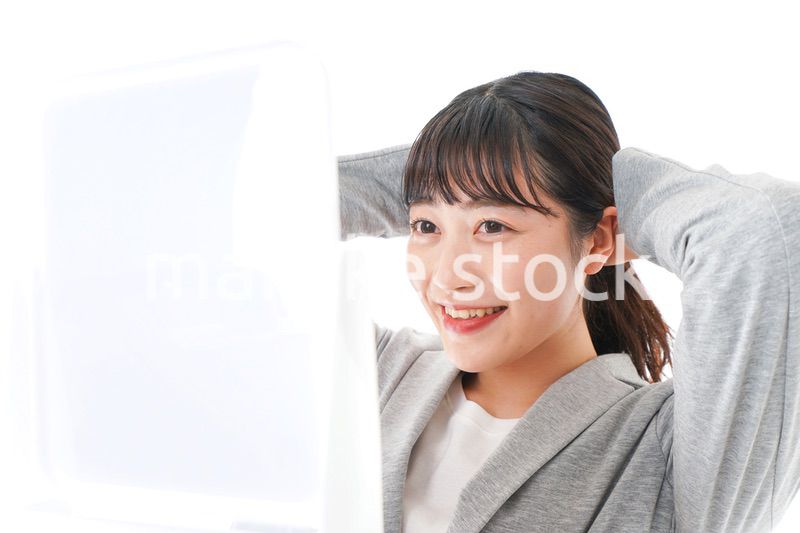ヘアスタイルを整えるビジネスウーマン