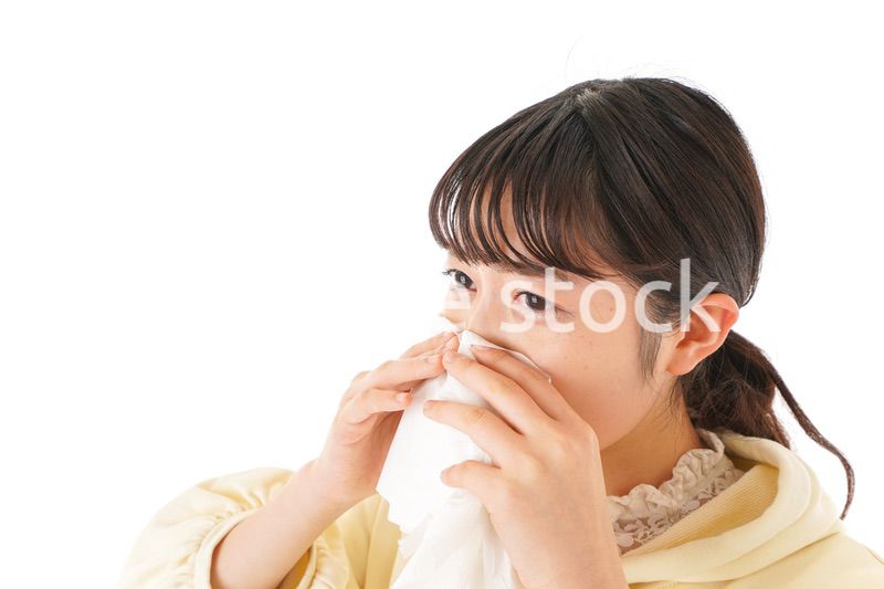 花粉症・アレルギーで苦しむ若い女性