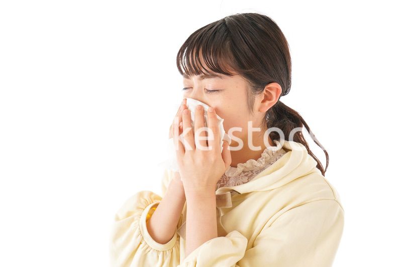 花粉症・アレルギーで苦しむ若い女性