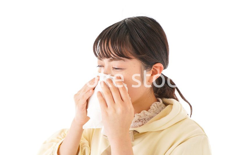 花粉症・アレルギーで苦しむ若い女性
