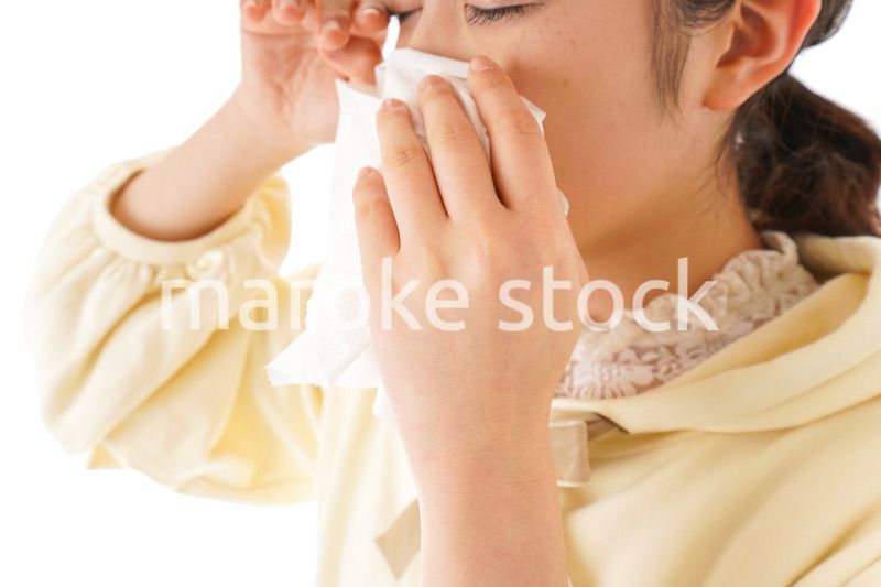 花粉症・アレルギーで苦しむ若い女性