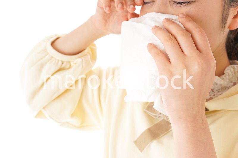 花粉症・アレルギーで苦しむ若い女性