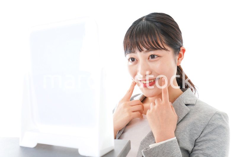 身だしなみを整えるビジネスウーマン