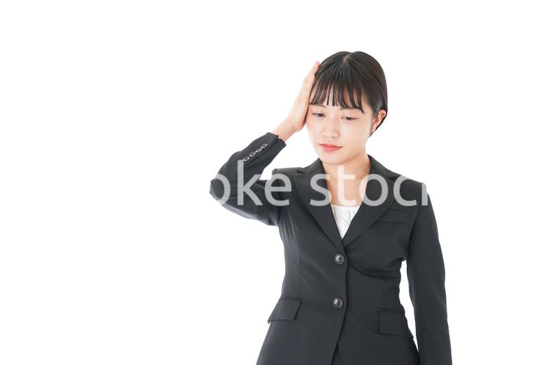 頭痛に苦しむ若いビジネスウーマン