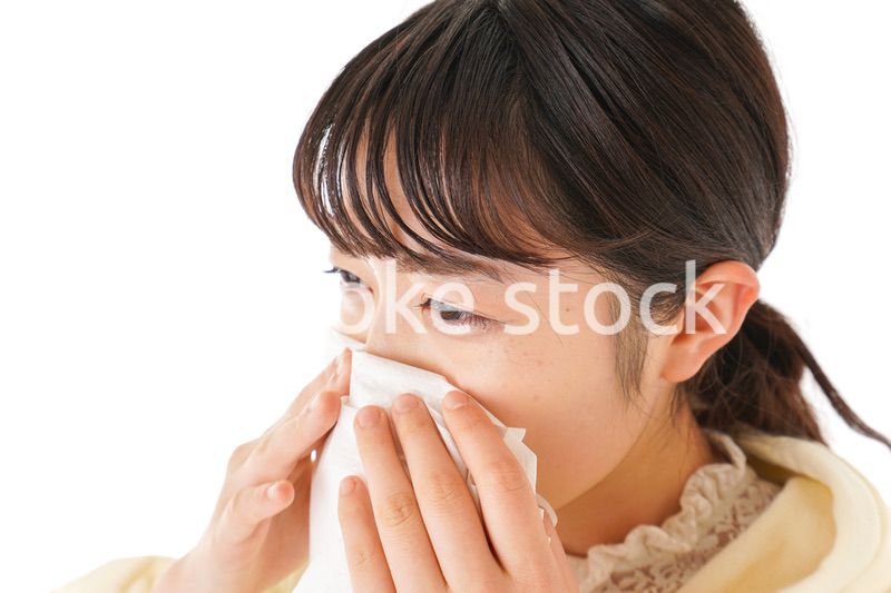 花粉症・アレルギーで苦しむ若い女性