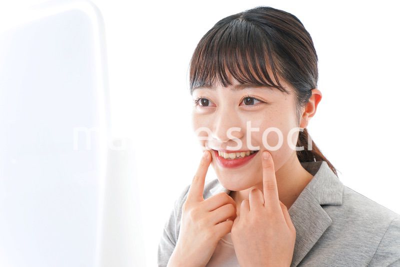 身だしなみを整えるビジネスウーマン