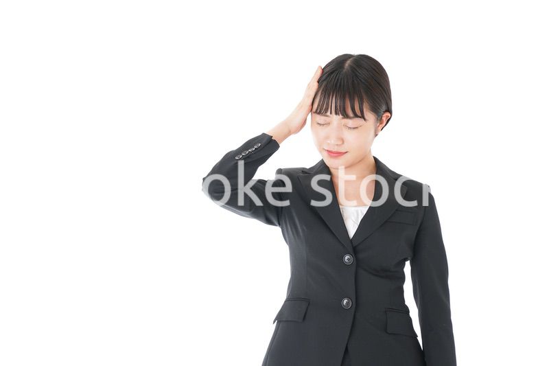 頭痛に苦しむ若いビジネスウーマン