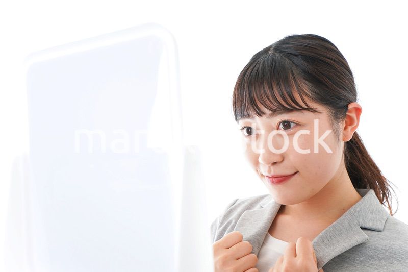 身だしなみを整えるビジネスウーマン