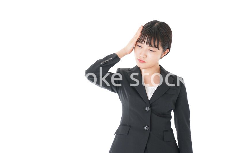 頭痛に苦しむ若いビジネスウーマン
