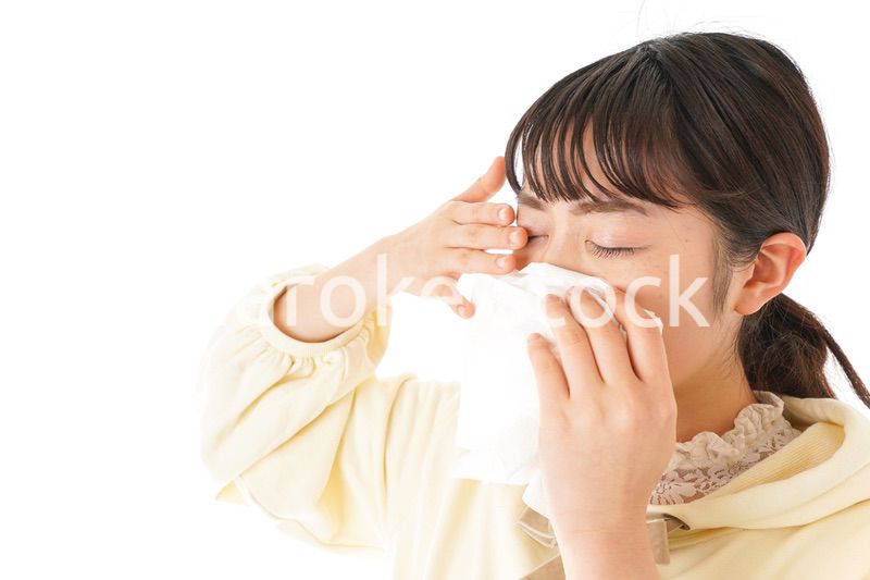 花粉症・アレルギーで苦しむ若い女性
