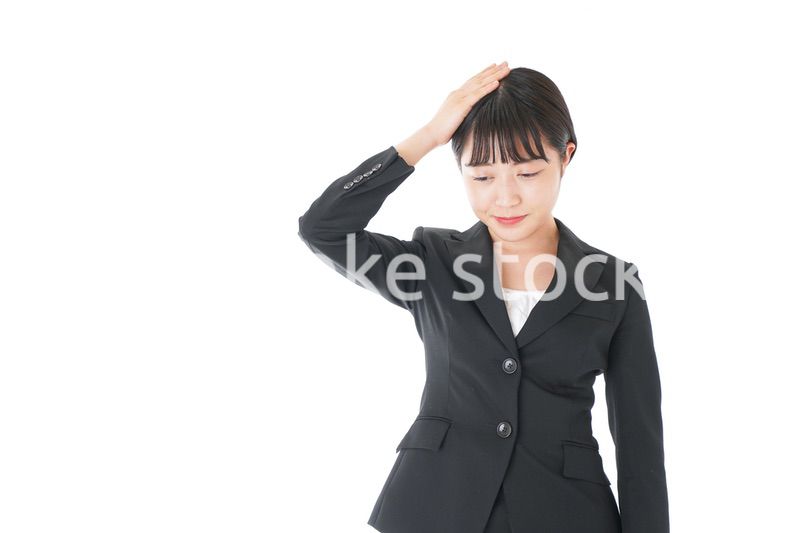頭痛に苦しむ若いビジネスウーマン