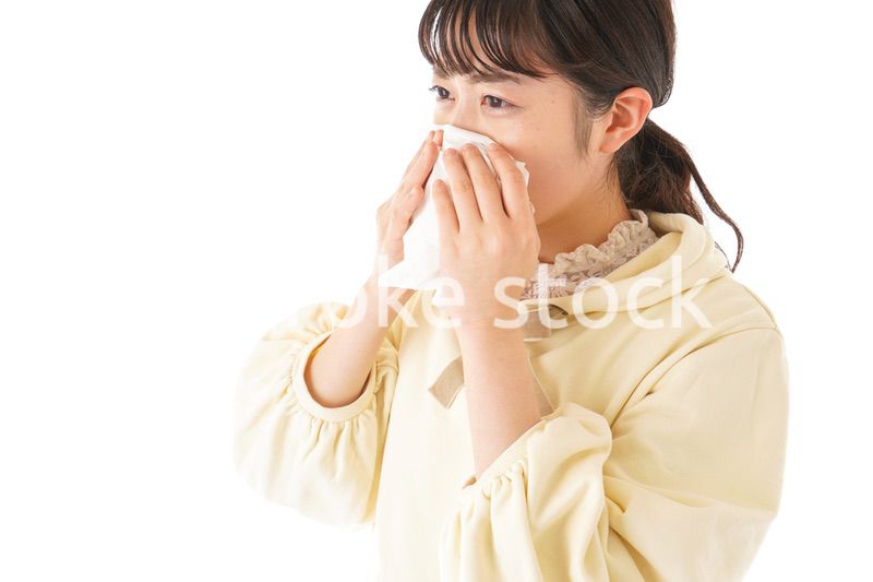 花粉症・アレルギーで苦しむ若い女性